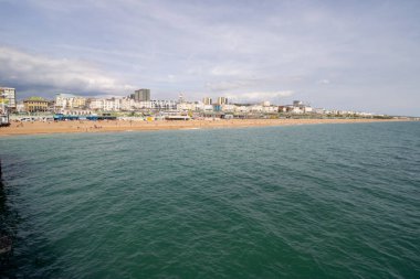 Brighton UK, 10 Temmuz 2019: Güneşli bir günde ünlü güzel Brighton Beach ve Seafront sahil şeridini gösteriyor,