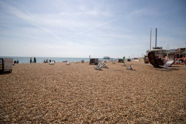 Brighton UK, 10 Temmuz 2019: Güneşli bir günde ünlü güzel Brighton Beach ve Seafront sahil şeridini gösteriyor,