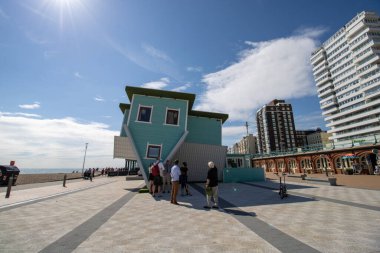 Brighton ve Hove UK, 10 Temmuz 2019: Brighton Sahili 'nin sahil bölgesinde yer alan ünlü Tepetaklak Ev