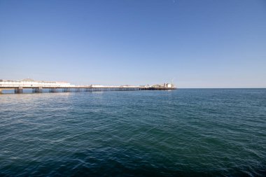 Brighton UK, 10 Temmuz 2019: Güneşli bir günde ünlü güzel Brighton Beach ve Seafront sahil şeridini gösteriyor.