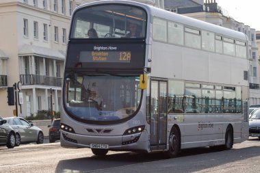 Brighton ve Hove UK, 10 Temmuz 2019: Sahil yolunda giden bir Brighton halk otobüsü