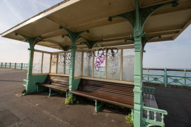 Brighton ve Hove UK, 10 Temmuz 2019: Eski bir otobüs durağı