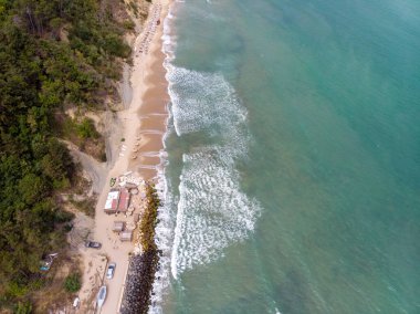 Bulgaristan 'ın Obzor kenti olarak bilinen güzel küçük kasaba ve sahil beldesinin havadan çekilmiş fotoğrafı, güneşli bir günde kumsal ve okyanus cephesini gösteren bir hava aracıyla çekildi..