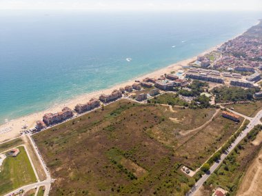 Bulgaristan 'ın Obzor kenti olarak bilinen güzel küçük kasaba ve sahil beldesinin hava fotoğrafı Karadeniz kıyısındaki altın güneşli sahilde dinlenen ve eğlenen insanları gösteriyor.
