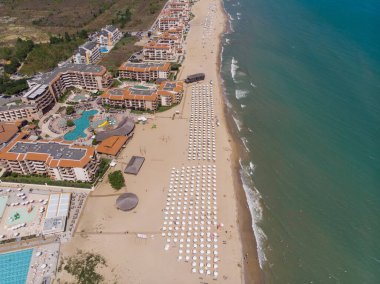 Bulgaristan 'ın Obzor kenti olarak bilinen güzel küçük kasaba ve sahil beldesinin hava fotoğrafı Karadeniz kıyısındaki altın güneşli sahilde dinlenen ve eğlenen insanları gösteriyor.