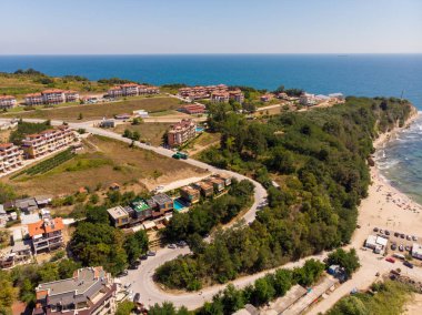 Bulgaristan 'ın güzel küçük kasaba ve sahil beldesi Obzor' un havadan çekilmiş fotoğrafı, balıkçı tekneleri ve küçük güneşli plajları gösteren balıkçılık ve marina tarafını gösteriyor.