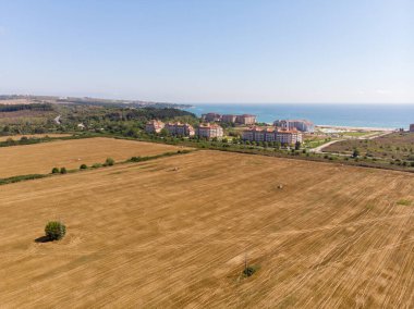 Bulgaristan 'ın Obzor adlı güzel küçük kasaba ve sahil beldesinin havadan çekilmiş fotoğrafı, güneşli bir günde, tatil beldesinin otellerini ve tarlalarını gösteren bir insansız hava aracıyla çekildi.