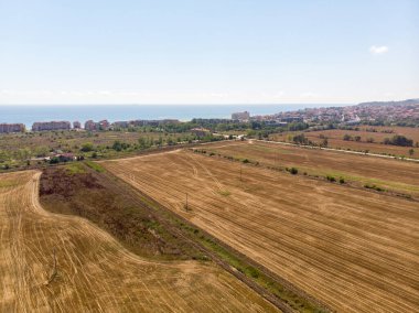 Bulgaristan 'ın Obzor adlı güzel küçük kasaba ve sahil beldesinin havadan çekilmiş fotoğrafı, güneşli bir günde, tatil beldesinin otellerini ve tarlalarını gösteren bir insansız hava aracıyla çekildi.