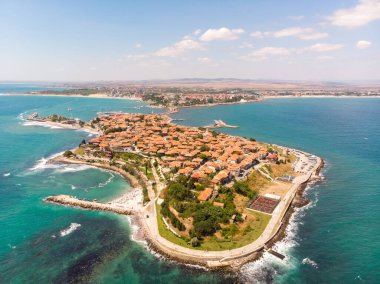 Bulgaristan 'ın Sunny Beach bölgesinde yer alan güzel Nessebar kasabasının hava fotoğrafı, güneşli bir günde güneşli bir hava aracıyla kasabanın ev ve iş yerlerini gösteren bir hava aracı ile çekildi.