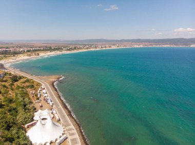 Bulgaristan 'ın Sunny Beach bölgesinde yer alan güzel Nessebar kasabasının hava fotoğrafı, güneşli bir günde güneşli bir hava aracıyla kasabanın ev ve iş yerlerini gösteren bir hava aracı ile çekildi.