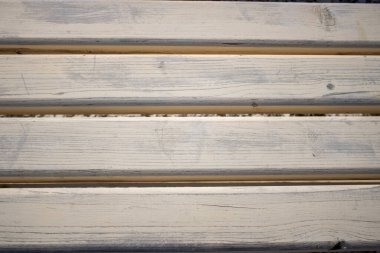 Eski ahşap tezgah. Yıpranmış odunları gösteriyor.