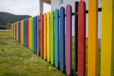 Gökkuşağı çocukları çitleri kapatın