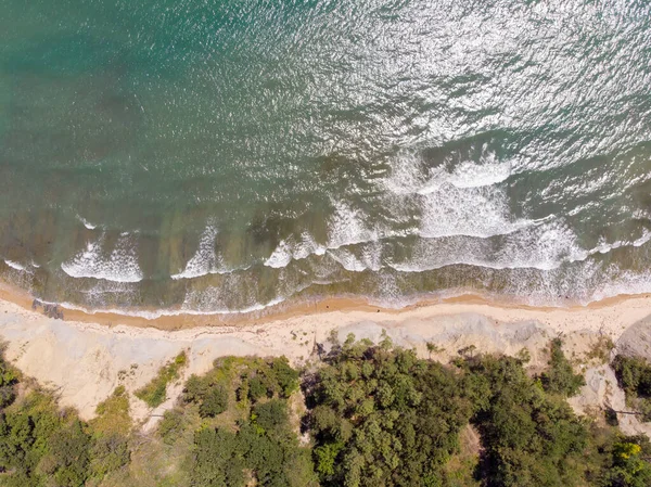 Luchtfoto Van Een Top View Van Oceaan Die Neerstort Strand — Stockfoto