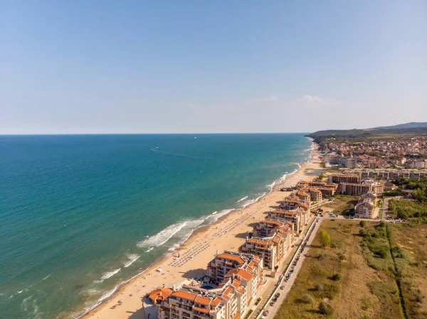 Bulgaristan 'ın Obzor kenti olarak bilinen güzel küçük kasaba ve sahil beldesinin hava fotoğrafı Karadeniz kıyısındaki altın güneşli sahilde dinlenen ve eğlenen insanları gösteriyor.