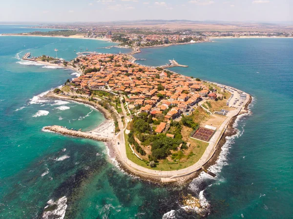 Bulgaristan 'ın Sunny Beach bölgesinde yer alan güzel Nessebar kasabasının hava fotoğrafı, güneşli bir günde güneşli bir hava aracıyla kasabanın ev ve iş yerlerini gösteren bir hava aracı ile çekildi.