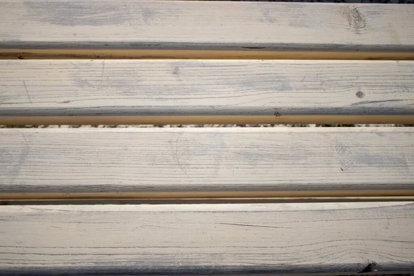 Eski ahşap tezgah. Yıpranmış odunları gösteriyor.