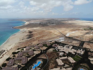 Capo Verde, Capo Verde 'deki güzel kumsalın hava fotoğrafı balıkçı teknelerini ve güneşli bir günde sahilde çekilen insanları gösteriyor..