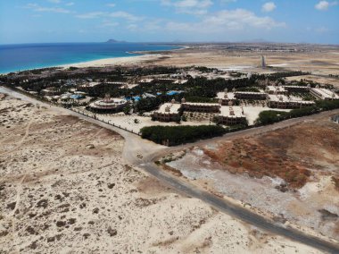 Capo Verde, Capo Verde 'deki güzel kumsalın hava fotoğrafı balıkçı teknelerini ve güneşli bir günde sahilde çekilen insanları gösteriyor..