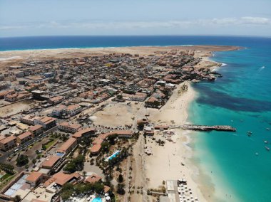 Cape Verde 'deki güzel rıhtımın ve plajın havadan çekilmiş fotoğrafı balıkçı teknelerini ve güneşli bir günde sahilde çekilen insanları gösteriyor..