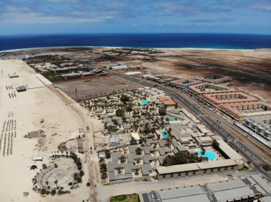 Güzel kasabanın havadan çekilmiş fotoğrafı ve... Capo Verde 'deki oteller güneşli bir günde insansız hava aracıyla alındı..