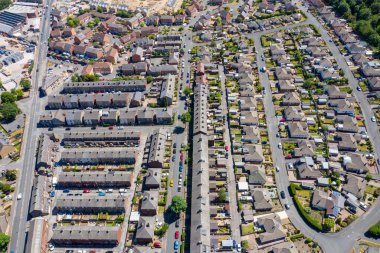 İngiltere 'nin Yorkshire kentindeki Cleckheaton köyünün havadan çekilmiş fotoğrafı, güneşli bir yaz gününde tipik bir İngiliz yerleşim yerinin tepeden aşağı manzarasını gösteriyor.