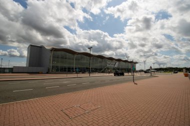 Doncaster UK, 18 Ağustos 2019: Doncaster Sheffield Robin Hood Uluslararası Havalimanı, güneşli bir günde ön girişin çekildiği yer. Batı Yorkshire 'da