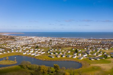 İngiltere 'nin doğu Yorkshire' daki Filey kıyı kasabasında yer alan Primrose Vadisi olarak bilinen büyük bir karavan parkının hava fotoğrafı.