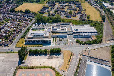 Leeds UK 31 Mayıs 2020: Güneşli bir yaz gününde İngiltere 'nin Leeds West Yorkshire kentindeki Beeston kasabasında bulunan Leeds İlçe Emniyet Müdürlüğü Polis Merkezinin hava fotoğrafı