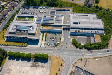 Leeds UK 31 Mayıs 2020: Güneşli bir yaz gününde İngiltere 'nin Leeds West Yorkshire kentindeki Beeston kasabasında bulunan Leeds İlçe Emniyet Müdürlüğü Polis Merkezinin hava fotoğrafı