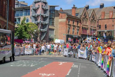 Leeds West Yorkshire UK - 5 Ağustos 2018: Leeds Gay Pride 2018 'de Leeds LGBT Pride ile birlikte gey haklarını desteklemek için düzenlenen geçit törenine katılan insanlar iş dünyası ve hatta ünlülerdi..