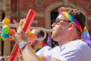 Leeds West Yorkshire UK - 5 Ağustos 2018: Leeds Gay Pride 2018 'de Leeds LGBT Pride ile birlikte gey haklarını desteklemek için düzenlenen geçit törenine katılan insanlar iş dünyası ve hatta ünlülerdi..