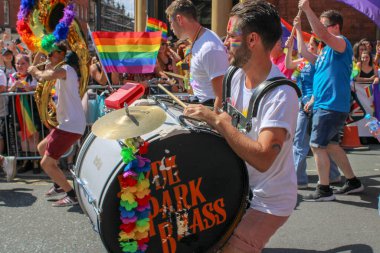 Leeds West Yorkshire UK - 5 Ağustos 2018: Leeds Gay Pride 2018 'de Leeds LGBT Pride ile birlikte gey haklarını desteklemek için düzenlenen geçit törenine katılan insanlar iş dünyası ve hatta ünlülerdi..