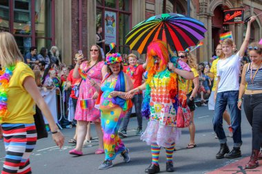 Leeds West Yorkshire UK - 5 Ağustos 2018: Leeds Gay Pride 2018 'de Leeds LGBT Pride ile birlikte gey haklarını desteklemek için düzenlenen geçit törenine katılan insanlar iş dünyası ve hatta ünlülerdi..
