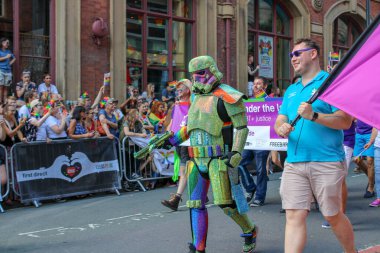 Leeds West Yorkshire UK - 5 Ağustos 2018: Leeds Gay Pride 2018 'de Leeds LGBT Pride ile birlikte gey haklarını desteklemek için düzenlenen geçit törenine katılan insanlar iş dünyası ve hatta ünlülerdi..