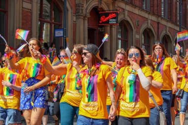 Leeds West Yorkshire UK - 5 Ağustos 2018: Leeds Gay Pride 2018 'de Leeds LGBT Pride ile birlikte gey haklarını desteklemek için düzenlenen geçit törenine katılan insanlar iş dünyası ve hatta ünlülerdi..