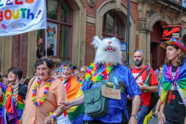 Leeds West Yorkshire UK - 5 Ağustos 2018: Leeds Gay Pride 2018 'de Leeds LGBT Pride ile birlikte gey haklarını desteklemek için düzenlenen geçit törenine katılan insanlar iş dünyası ve hatta ünlülerdi..