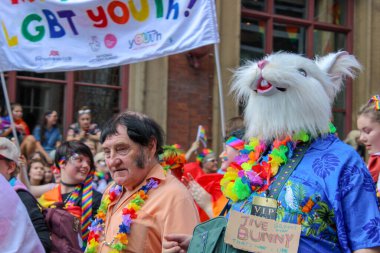 Leeds West Yorkshire UK - 5 Ağustos 2018: Leeds Gay Pride 2018 'de Leeds LGBT Pride ile birlikte gey haklarını desteklemek için düzenlenen geçit törenine katılan insanlar iş dünyası ve hatta ünlülerdi..