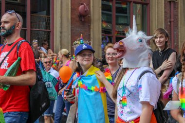 Leeds West Yorkshire UK - 5 Ağustos 2018: Leeds Gay Pride 2018 'de Leeds LGBT Pride ile birlikte gey haklarını desteklemek için düzenlenen geçit törenine katılan insanlar iş dünyası ve hatta ünlülerdi..
