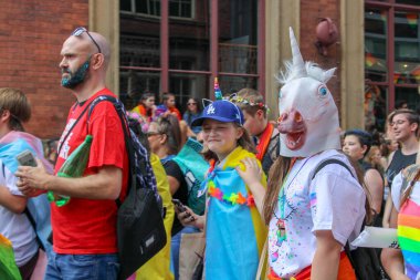 Leeds West Yorkshire UK - 5 Ağustos 2018: Leeds Gay Pride 2018 'de Leeds LGBT Pride ile birlikte gey haklarını desteklemek için düzenlenen geçit törenine katılan insanlar iş dünyası ve hatta ünlülerdi..