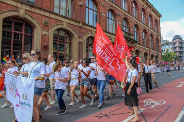 Leeds West Yorkshire UK - 5 Ağustos 2018: Leeds Gay Pride 2018 'de Leeds LGBT Pride ile birlikte gey haklarını desteklemek için düzenlenen geçit törenine katılan insanlar iş dünyası ve hatta ünlülerdi..