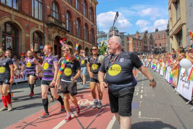 Leeds West Yorkshire UK - 5 Ağustos 2018: Leeds Gay Pride 2018 'de Leeds LGBT Pride ile birlikte gey haklarını desteklemek için düzenlenen geçit törenine katılan insanlar iş dünyası ve hatta ünlülerdi..