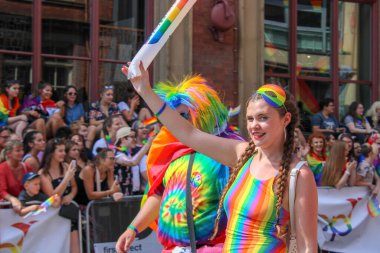 Leeds West Yorkshire UK - 5 Ağustos 2018: Leeds Gay Pride 2018 'de Leeds LGBT Pride ile birlikte gey haklarını desteklemek için düzenlenen geçit törenine katılan insanlar iş dünyası ve hatta ünlülerdi..