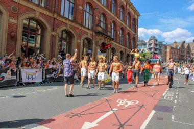 Leeds West Yorkshire UK - 5 Ağustos 2018: Leeds Gay Pride 2018 'de Leeds LGBT Pride ile birlikte gey haklarını desteklemek için düzenlenen geçit törenine katılan insanlar iş dünyası ve hatta ünlülerdi..