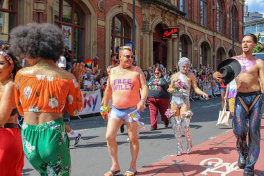 Leeds West Yorkshire UK - 5 Ağustos 2018: Leeds Gay Pride 2018 'de Leeds LGBT Pride ile birlikte gey haklarını desteklemek için düzenlenen geçit törenine katılan insanlar iş dünyası ve hatta ünlülerdi..