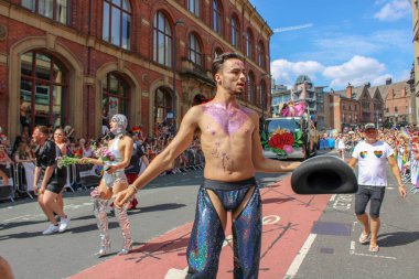 Leeds West Yorkshire UK - 5 Ağustos 2018: Leeds Gay Pride 2018 'de Leeds LGBT Pride ile birlikte gey haklarını desteklemek için düzenlenen geçit törenine katılan insanlar iş dünyası ve hatta ünlülerdi..