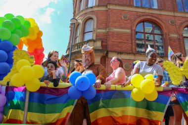Leeds West Yorkshire UK - 5 Ağustos 2018: Leeds Gay Pride 2018 'de Leeds LGBT Pride ile birlikte gey haklarını desteklemek için düzenlenen geçit törenine katılan insanlar iş dünyası ve hatta ünlülerdi..