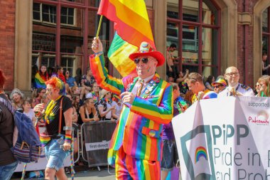 Leeds West Yorkshire UK - 5 Ağustos 2018: Leeds Gay Pride 2018 'de Leeds LGBT Pride ile birlikte gey haklarını desteklemek için düzenlenen geçit törenine katılan insanlar iş dünyası ve hatta ünlülerdi..