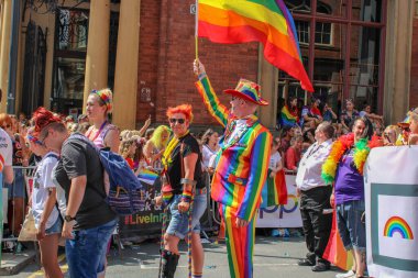 Leeds West Yorkshire UK - 5 Ağustos 2018: Leeds Gay Pride 2018 'de Leeds LGBT Pride ile birlikte gey haklarını desteklemek için düzenlenen geçit törenine katılan insanlar iş dünyası ve hatta ünlülerdi..