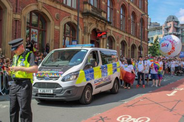 Leeds West Yorkshire UK - 5 Ağustos 2018: Leeds Gay Pride 2018 'de Leeds LGBT Pride ile birlikte gey haklarını desteklemek için düzenlenen geçit törenine katılan insanlar iş dünyası ve hatta ünlülerdi..