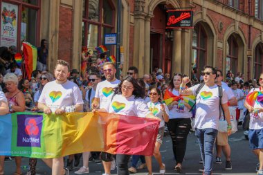 Leeds West Yorkshire UK - 5 Ağustos 2018: Leeds Gay Pride 2018 'de Leeds LGBT Pride ile birlikte gey haklarını desteklemek için düzenlenen geçit törenine katılan insanlar iş dünyası ve hatta ünlülerdi..